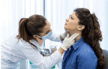 доктор осматривает пациента перед лечением соматоформного расстройства