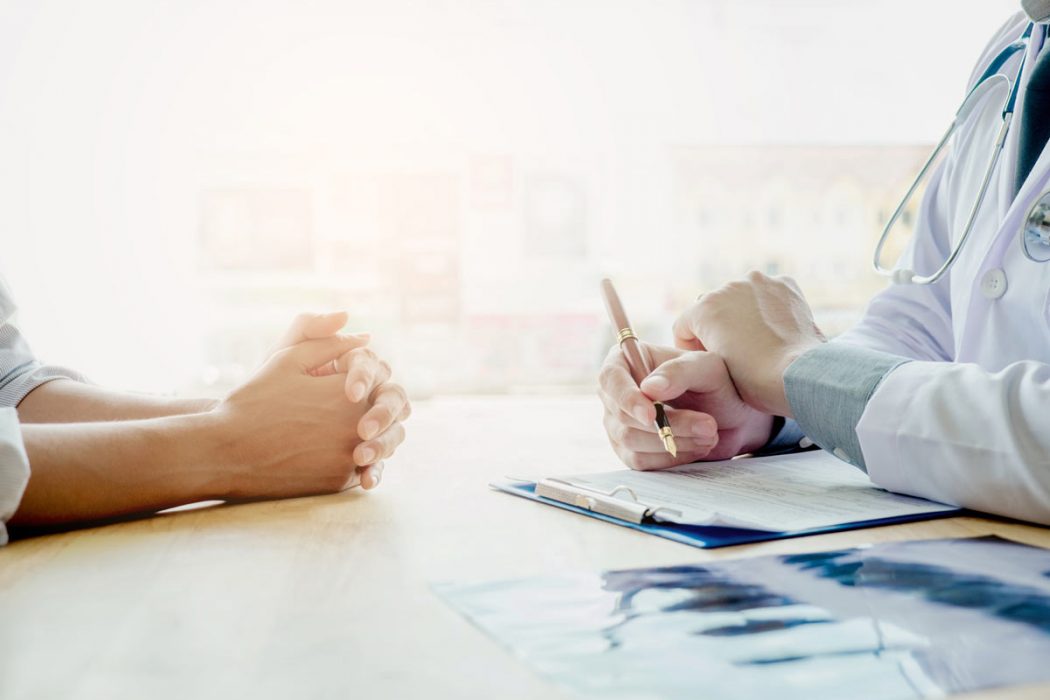 женщина на консультации у психолога